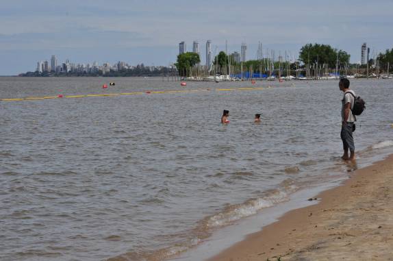 Molhando os pés no rio Paraná, em Rosário, na Argentina